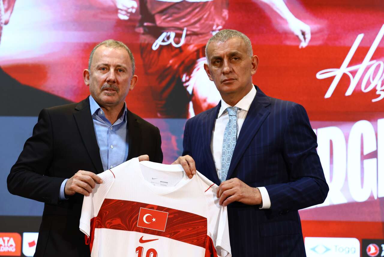 Sergen Yalçın'ın Milli Takıma çağıracağı ilk yıldız belli oldu: Dursun Özbek ve Okan Buruk adını duyunca büyük tepki gösterdi 8