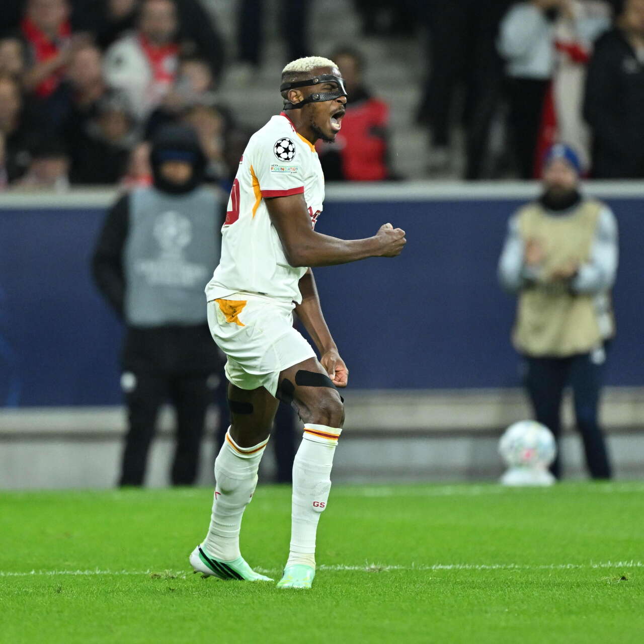 Galatasaray'da soyunma odası karıştı: Osimhen ile milli yıldız birbirine girdi, Okan Buruk sesleri duyunca bir anda içeri daldı 3