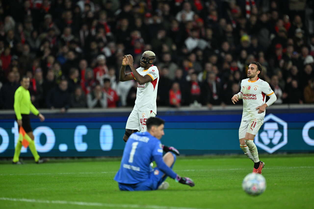 Galatasaray'da soyunma odası karıştı: Osimhen ile milli yıldız birbirine girdi, Okan Buruk sesleri duyunca bir anda içeri daldı 5