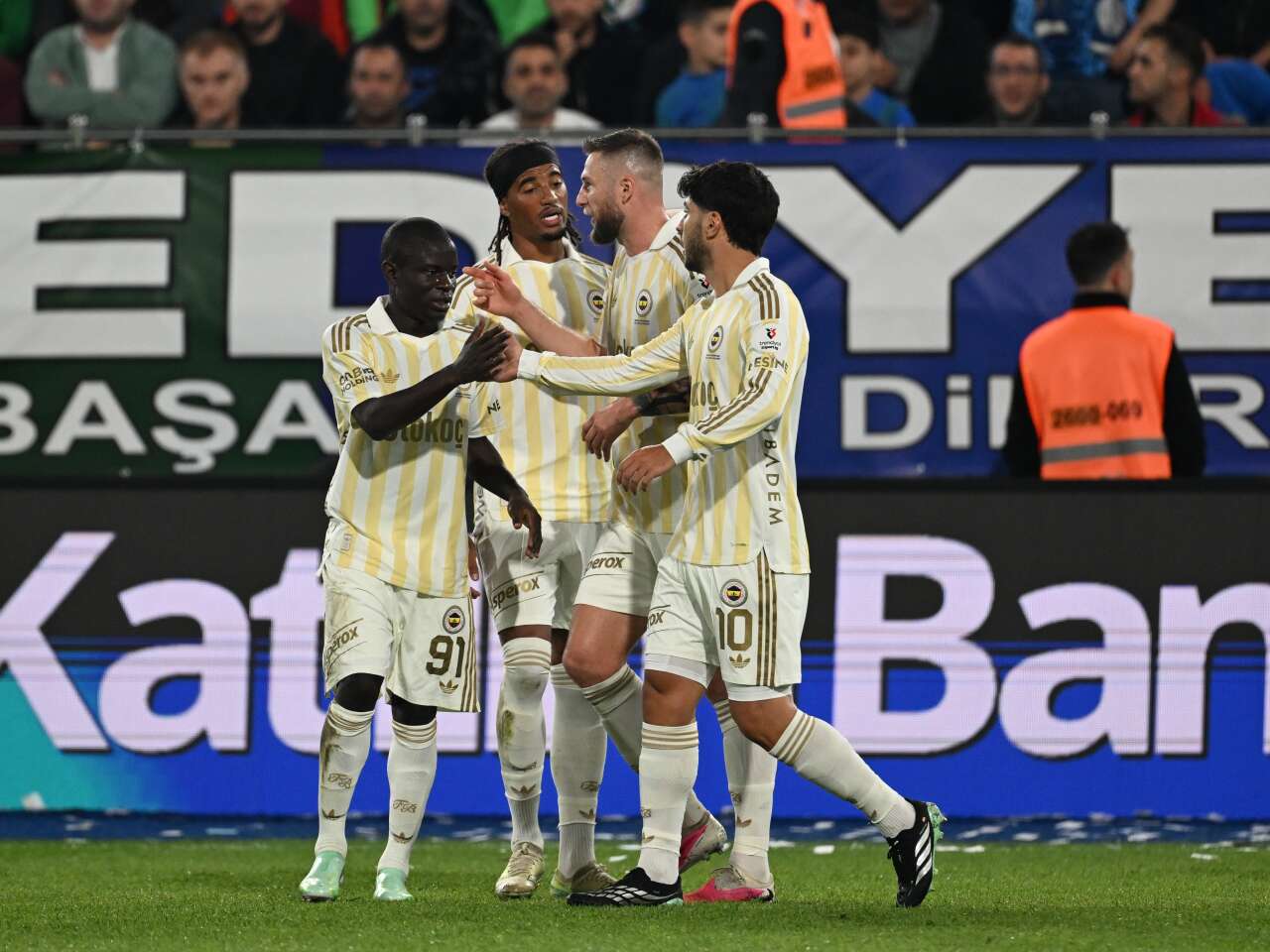 Fenerbahçe'de Aziz Yıldırım 38 maçta 13 gol 13 asist yapan yıldız futbolcunun sözleşmesini feshetti: Bunun futbol hayatı bitmiş! 13