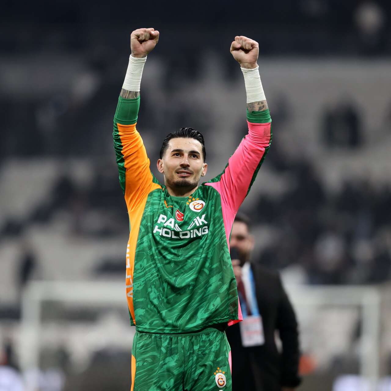 Dursun Özbek Cengiz Ünder, Kerem Aktürkoğlu ve Burak Yılmaz'ı tek başına durduran kaleciyle masaya oturdu! 2