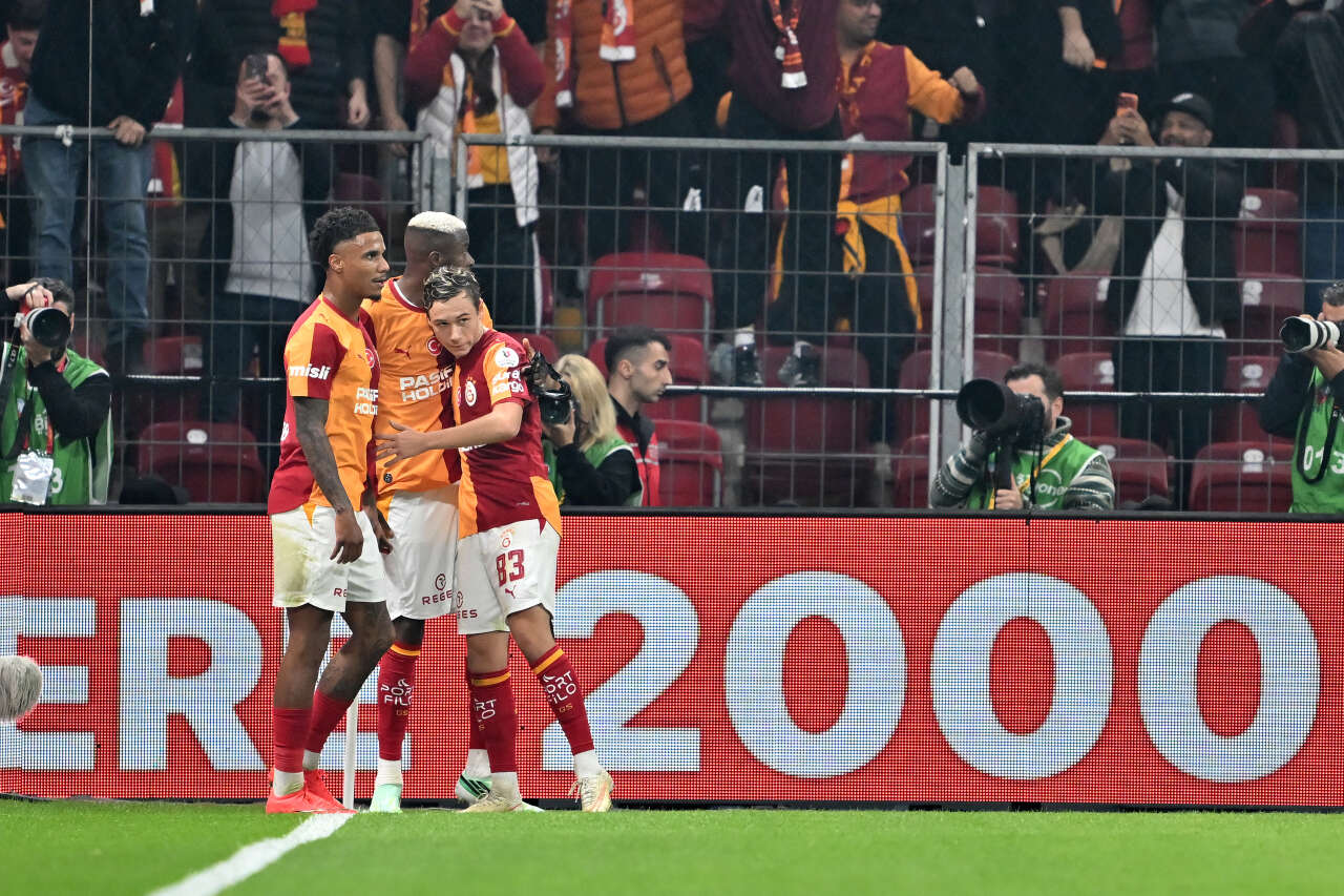 Galatasaray'da Dursun Özbek 2-1'in ardından telefona sarıldı! Yıldız futbolcunun menajerine telefon: Biz bunun keyfini mi bekleyeceğiz? 11