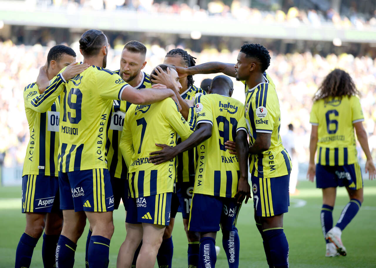 Aziz Yıldırım Burak Yılmaz'a hat-trick yapan yıldızı sildi: Hoca seni istemiyor 3