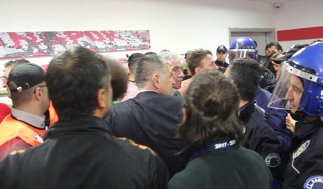 Samsunsporlu futbolculardan hakem odasına saldırı!