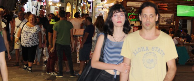 Sevgilisi ile kol kola... Kaan Tangöze ve Kıvılcım Ural Bodrum gecelerinde