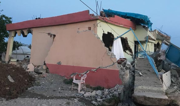 Depremin izleri gün ağarınca ortaya çıktı!