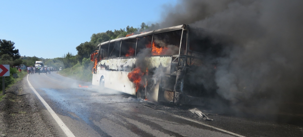 Anzakları taşıyan otobüs yandı!
