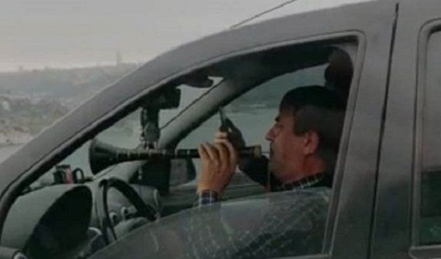 Köprü trafiğinde zurnalı şoför!