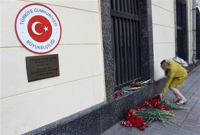 Ruslardan Türk Büyükelçiliği'ne çiçek...