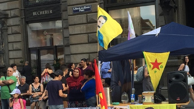 Teröristler turizm ofisini bastı