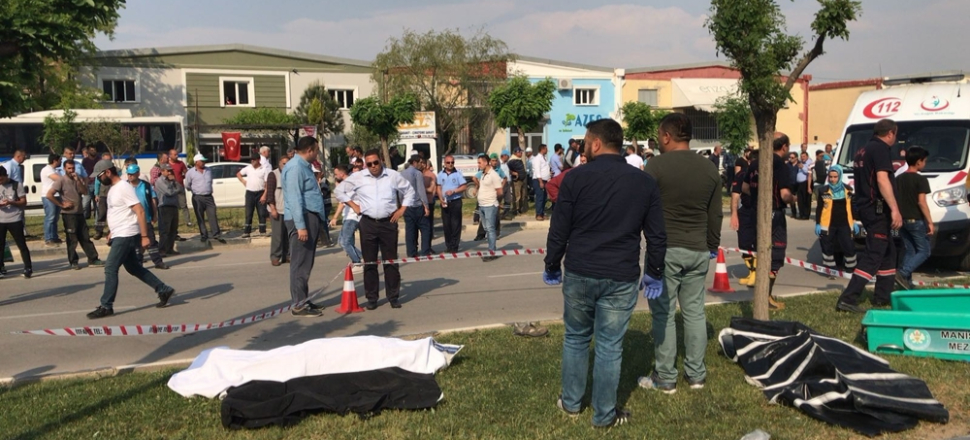 Araç işçilerin arasına daldı: 3 ölü...