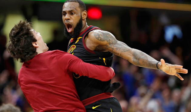 Lebron James ipten aldı!