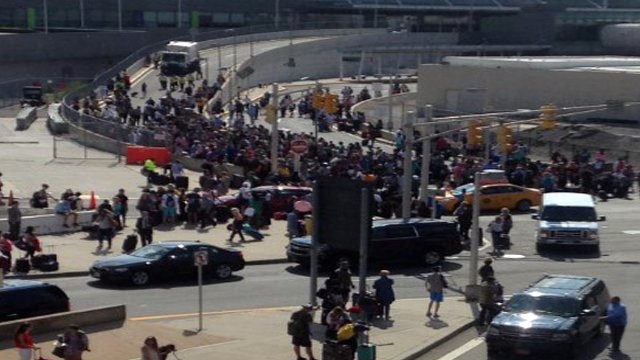 New York'taki havalimanında bomba alarmı!