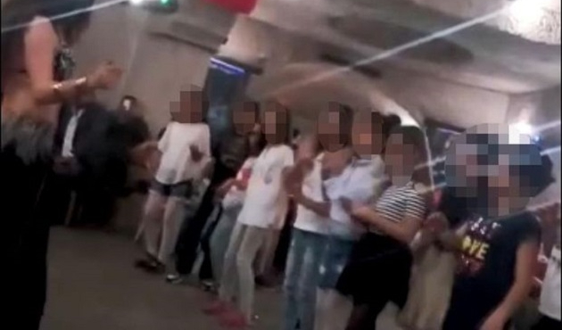 İlkokul öğrencilerine dansöz izlettiler!