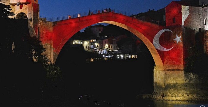 Dünya kırmızı beyaza büründü...