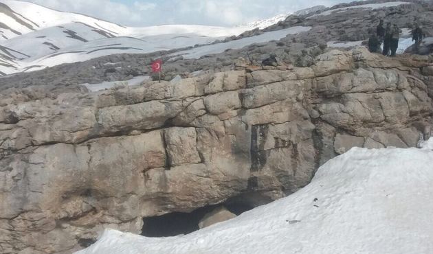 Mehmetçik Türk Bayrağını Kato Dağı'na dikti...