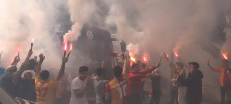 Galatasaray'a meşaleli uğurlama!