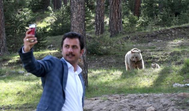 Kars'ta şehre inen ayılarla selfie keyfi!