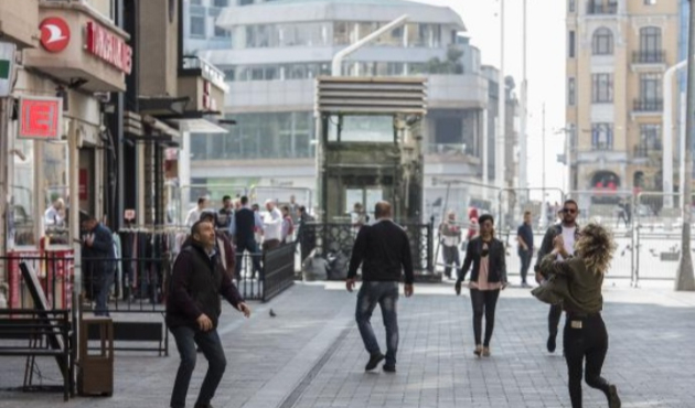 Taksim esnafı boş sokakların keyfini çıkardı!