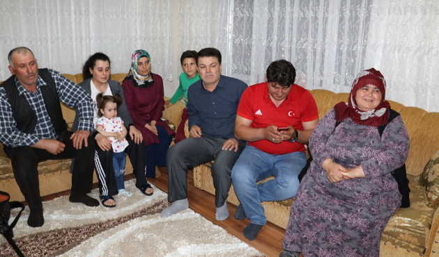 Rıza Kayaalp'in baba evinde şampiyonluk sevinci!