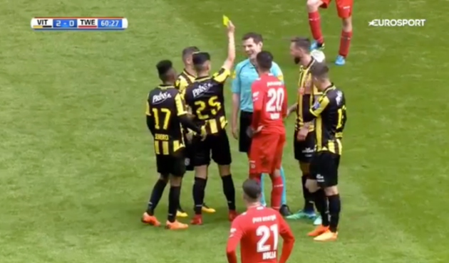 Navarone Foor hakeme sarı kart gösterdi!