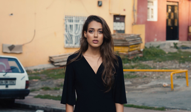 Çukur'un Sena'sından yürek hoplatan pozlar!