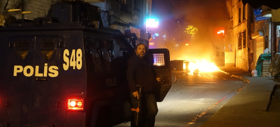 Çöp konteynerlerini devirip ateşe verdiler!