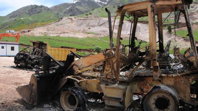 PKK şantiye bastı, araçları yaktı... 25 personelden haber yok