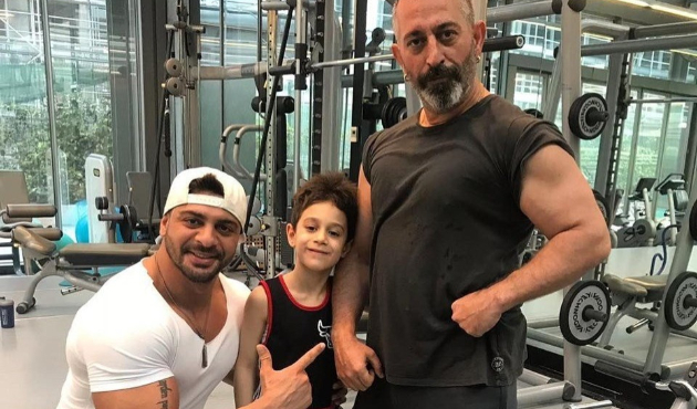 Cem Yılmaz'dan takipçilerine kaslı şov