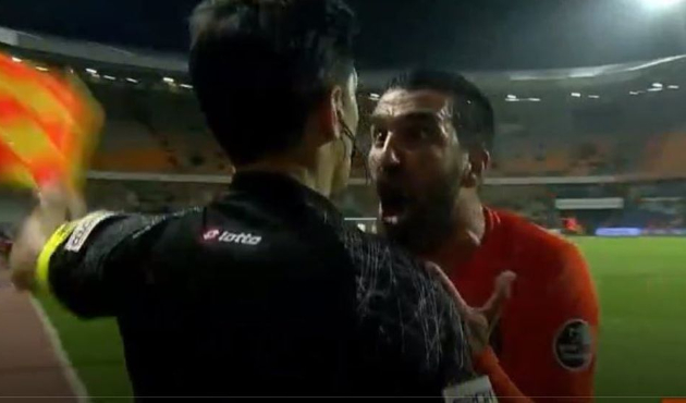 Başakşehirli Arda Turan hakeme saldırdı!