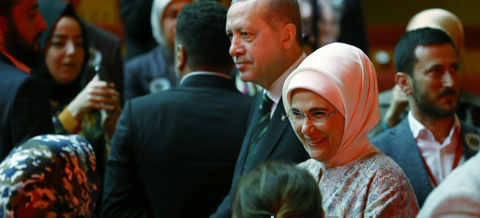 Cumhurbaşkanı Erdoğan'dan eşine jest!