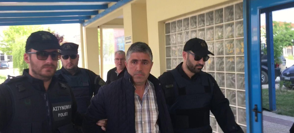 Yunanistan'ın gözaltına aldığı kepçe operatörü Türkiye'ye geldi