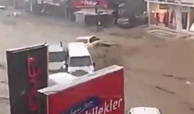 Ankara'da sel suları arabaları sürükledi