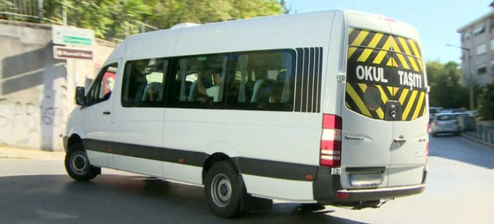 Servis sürücüsünden öğrencilere iğrenç teklif...