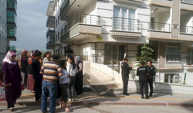 Bebeği balkondan attı, anneannesini bıçakladı!