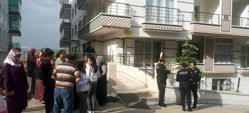 Bebeği balkondan attı, anneannesini bıçakladı!