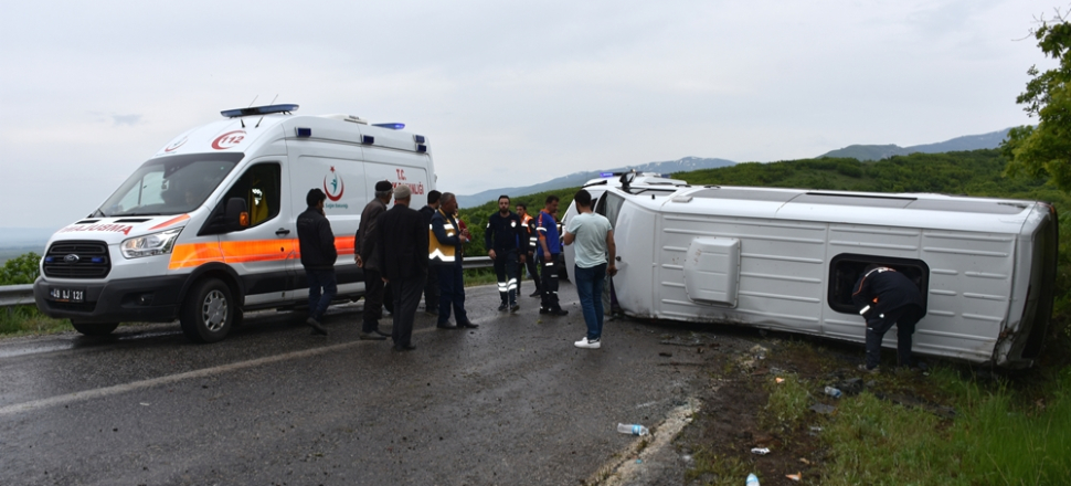 Okul takımını taşıyan minibüs devrildi!