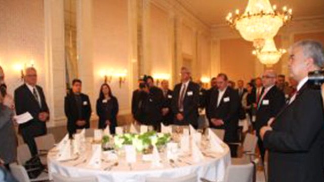 İftar yemeğinde şarap servisi... Almanya'da skandal iftar!