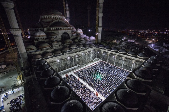 İstanbul'un en büyüğü Çamlıca Camii'nde ilk namaz... Binlerce kişi oraya akın etti...