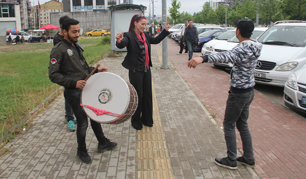 Davul ve dümbelekle kutlayıp kına dağıttı!