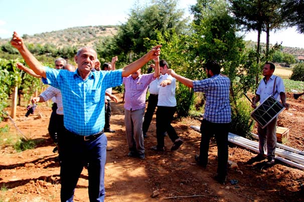 Rusya ile anlaşmayı göbek atarak kutladılar