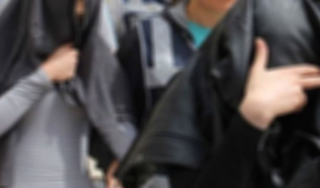 5 kadını 10 kişi pazarlıyordu!