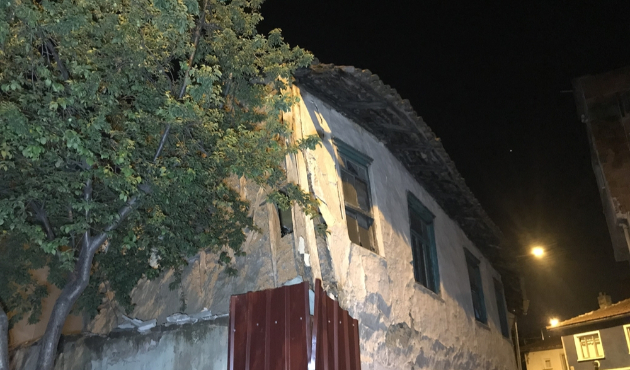 64 yıllık bina böyle yıkıldı!