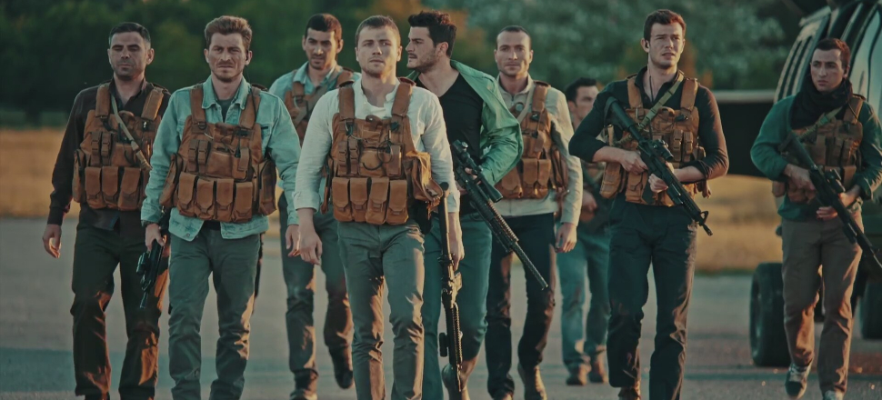 Söz'ün yakışıklı oyuncusu esmer bir güzelle görüntülendi!