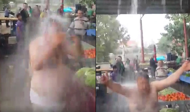 Pazarın ortasında iç çamaşırına kadar soyundu!