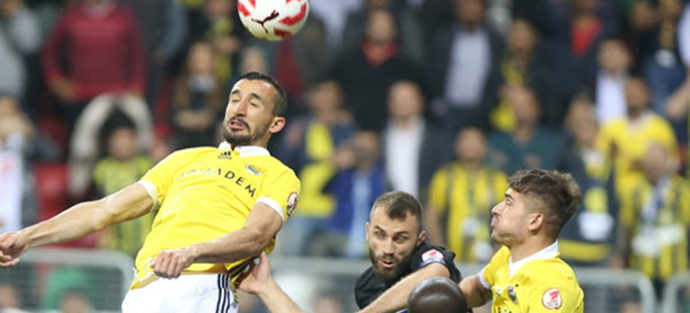 Fenerbahçe, Akhisar'ın kupasını ciğer ile kutladı!