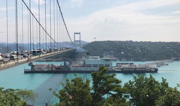 444 metrelik dev gemi Boğaz'dan böyle geçti!