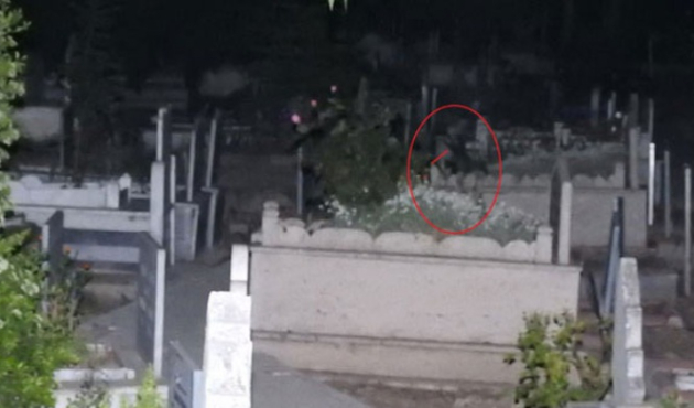 Mezarlıktaki gizemli kız bakın kim çıktı!