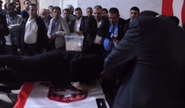 Efsane kulüp başkanını yazı-tura atarak seçti!