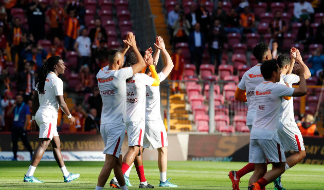 Galatasaraylı futbolculardan annelerine jest!